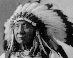 Red Cloud, Nuage rouge, chef des Sioux Oglalas, controversé pour avoir accepté de traiter avec les "Blancs" et refusé de prendre le "sentier de la guerre" en 1876 